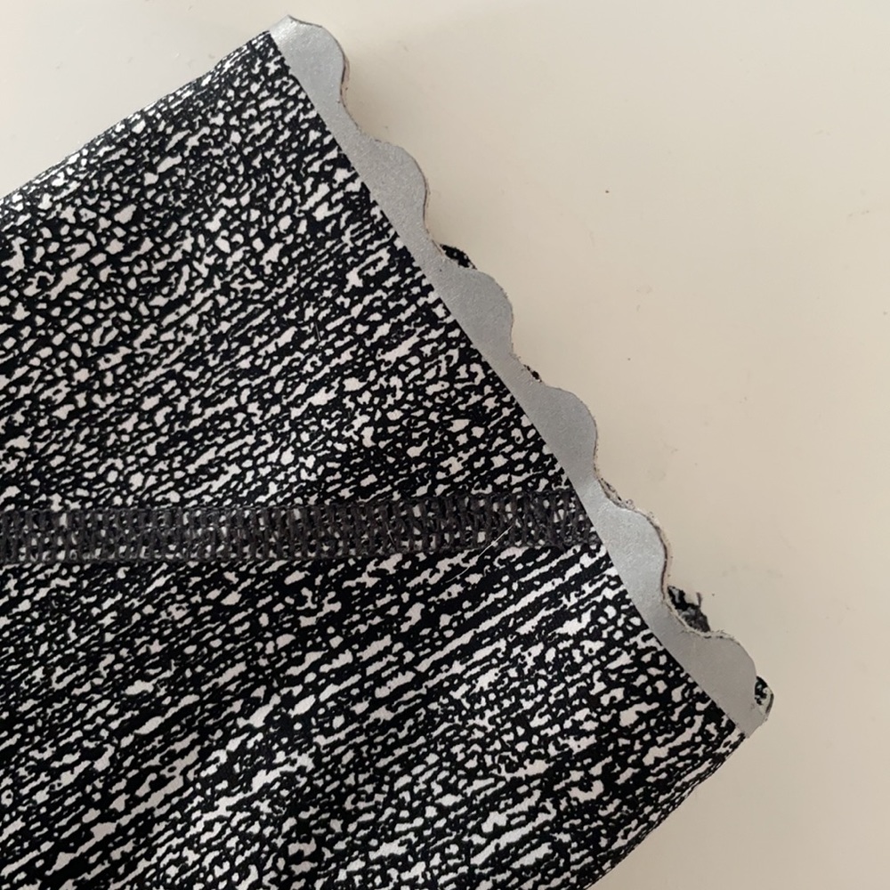 Rare lululemon Black Pattern leggings with Wavy Trim Detail - Picture 5 of 11